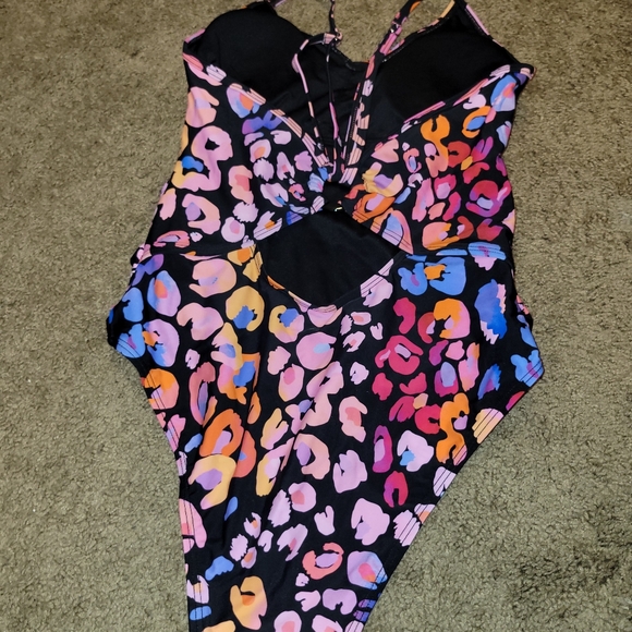 Cupshe Women's One Piece Swimsuit V-Neckline Removable Cups O-Ring Accent Cutout - Picture 3 of 4